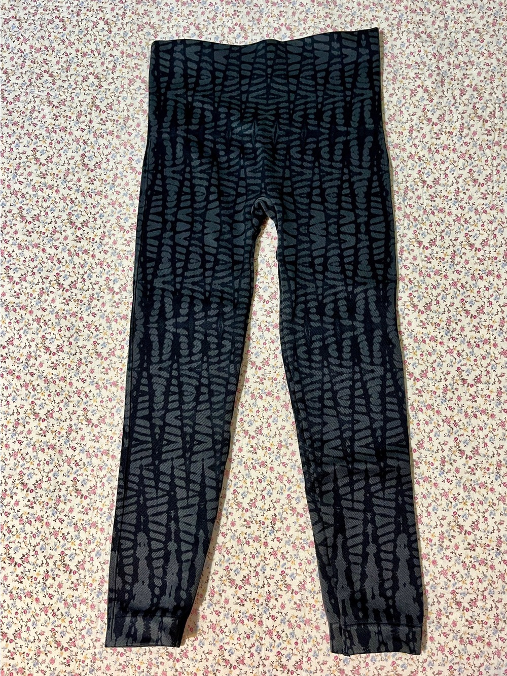 SPANX Look at Me Now Black Geometric Patterned Leggings. XS